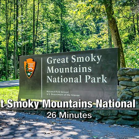 Mountain Vista Lodge: Luxury Cabin with Hot Tub and Scenic Views Sevierville Exterior photo