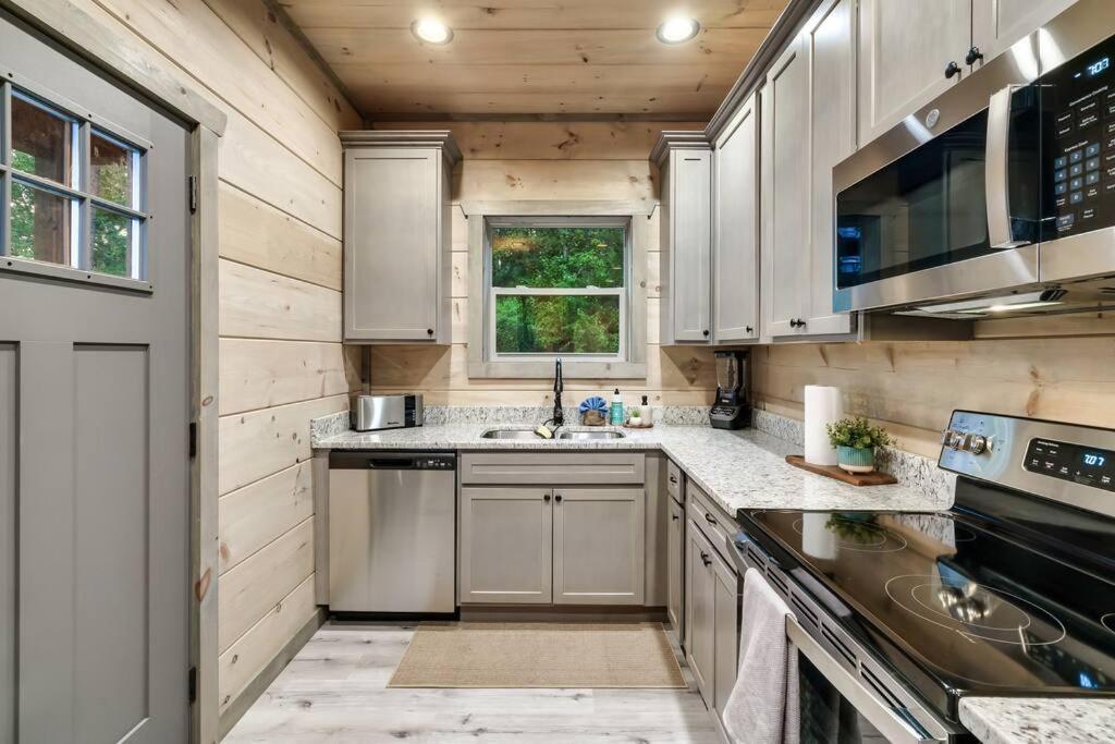 Mountain Vista Lodge: Luxury Cabin with Hot Tub and Scenic Views Sevierville Exterior photo