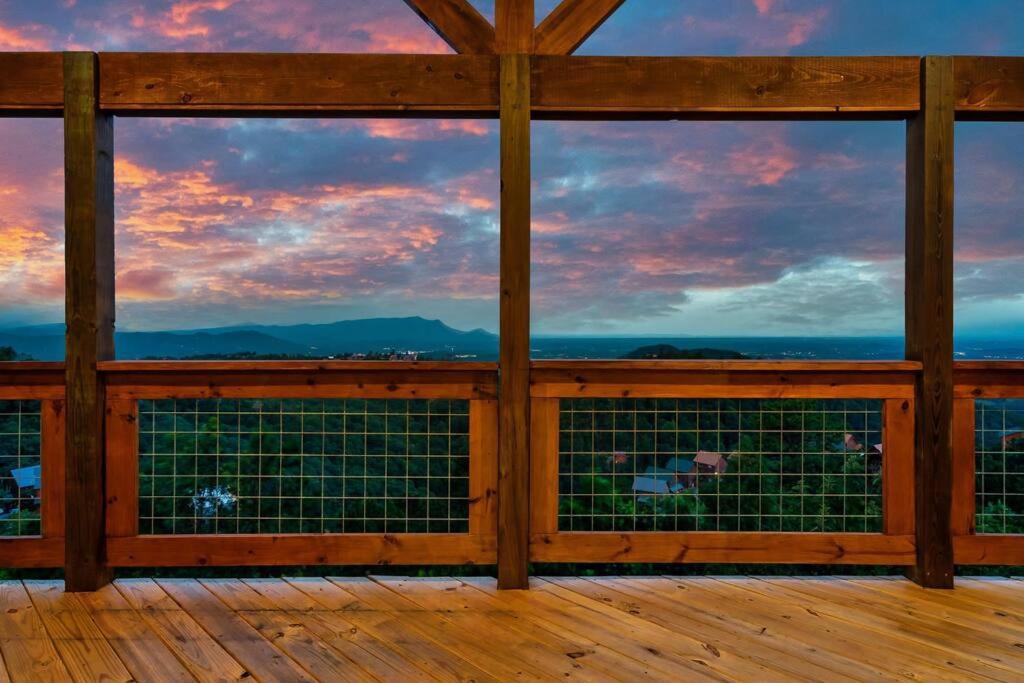 Mountain Vista Lodge: Luxury Cabin with Hot Tub and Scenic Views Sevierville Exterior photo