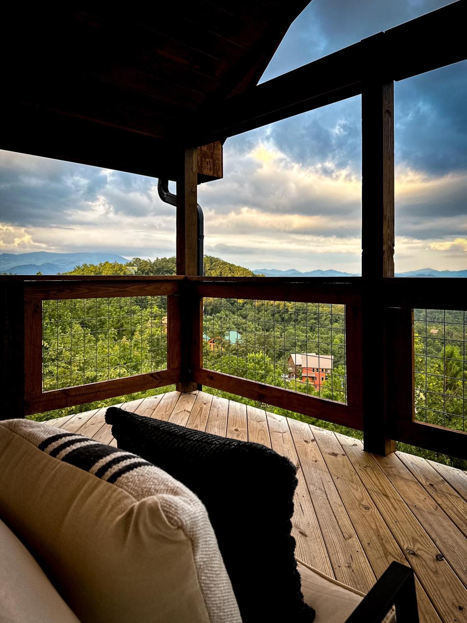 Mountain Vista Lodge: Luxury Cabin with Hot Tub and Scenic Views Sevierville Exterior photo
