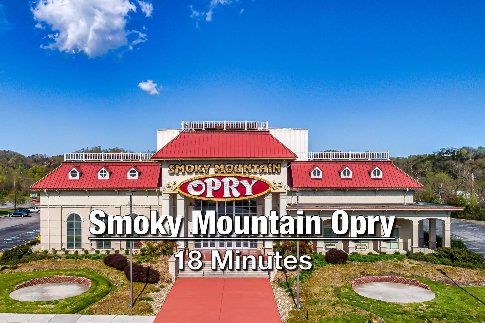 Mountain Vista Lodge: Luxury Cabin with Hot Tub and Scenic Views Sevierville Exterior photo